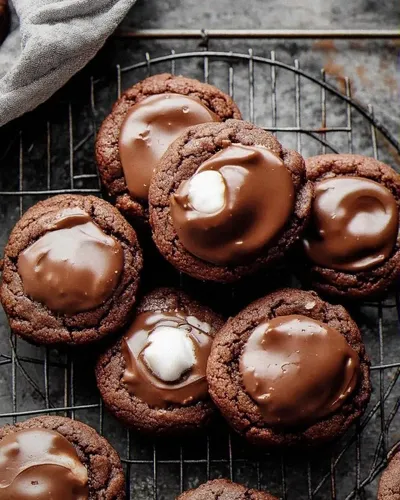 Marshmallow-Surprise Hot Cocoa Cookies: Irresistibly Gooey Treats!